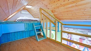 Room (201) | Living area | Flat-screen TV