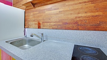 Kühlschrank, Mikrowelle, Herdplatte, Wasserkocher