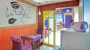 Room (202) | Living area | Flat-screen TV