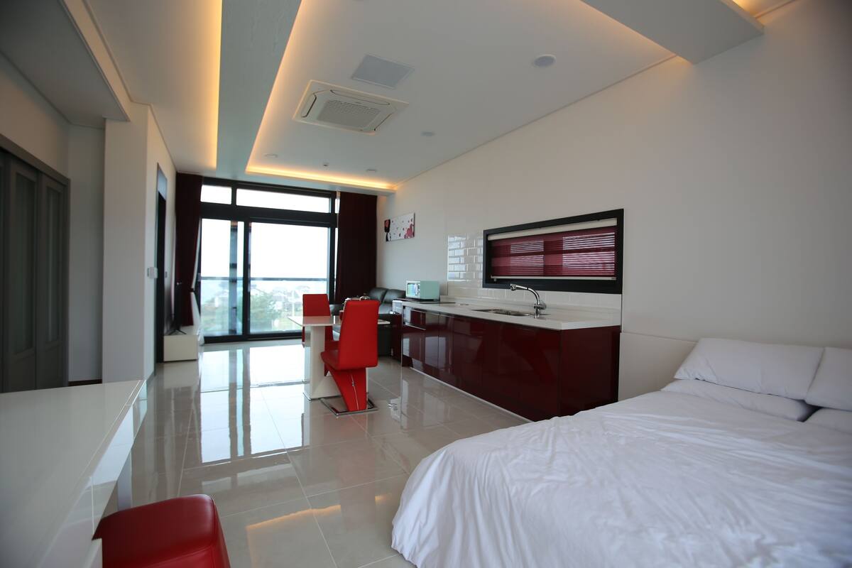 Double Room (Red) | Soundproofing, free WiFi, individually decorated