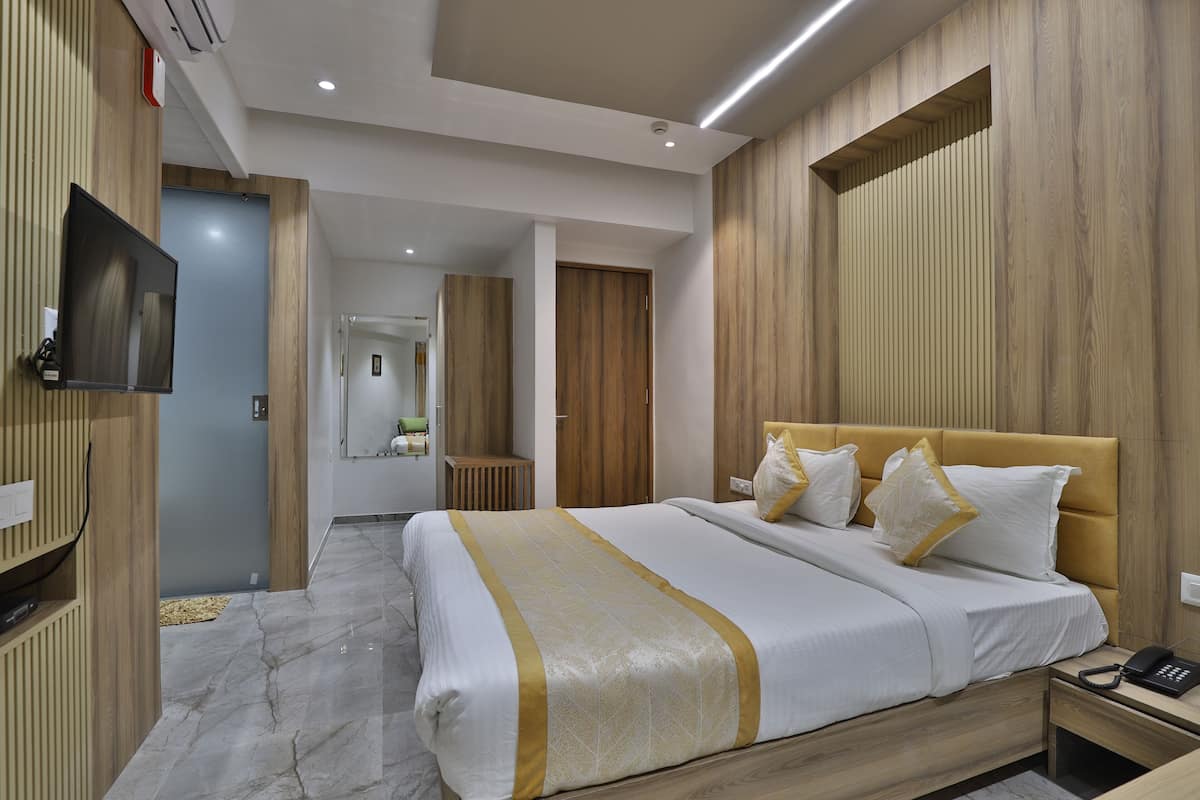 Luxury Room | In-room safe, iron/ironing board, free WiFi, wheelchair access