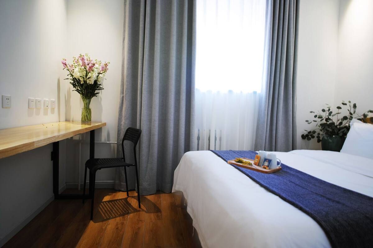 Design Double Room | Desk, blackout drapes, WiFi (free), bed sheets
