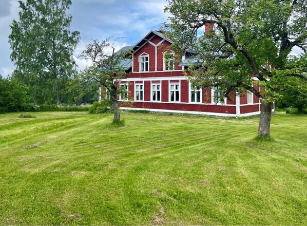 Cottage | Exterior - Tranquil Lakeside Cottage Retreat (Avesta)