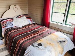 1 bedroom, iron/ironing board, WiFi, bed sheets - Tranquil Lakeside Cottage Retreat (Avesta)