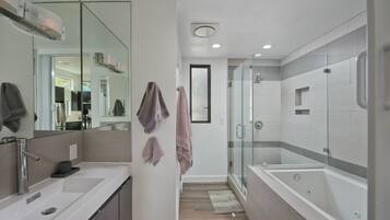 Studio | Bathroom | Towels, shampoo