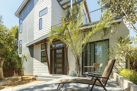 Estudio | Exterior. Modern Loft Rooftop Deck Venice Beach Studio Bedroom Apts by RedAwning