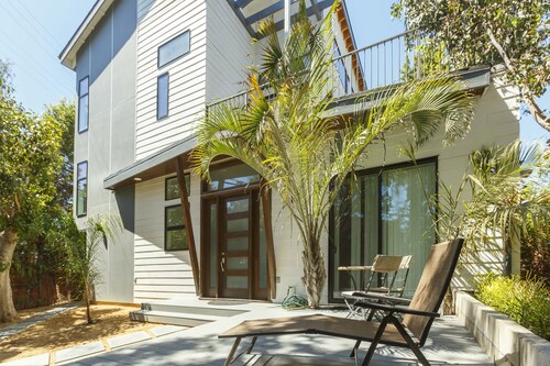 Modern Loft Rooftop Deck Venice Beach Studio Bedroom Apts by RedAwning