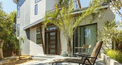Modern Loft Rooftop Deck Venice Beach Studio Bedroom Apts by RedAwning