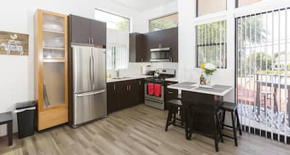 Modern Loft Rooftop Deck Venice Beach Studio Bedroom Apts by RedAwning