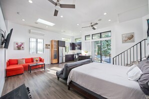 Studio - Modern Loft Rooftop Deck Venice Beach Studio Bedroom Apts by RedAwning (Venice)