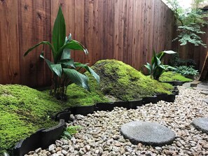 สนามรอบบริเวณ