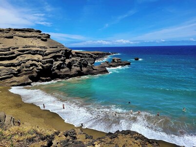 Enjoy ocean views & walk to Black Sand Beach!