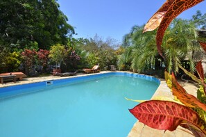 Una piscina al aire libre (de 07:30 a 21:00), tumbonas