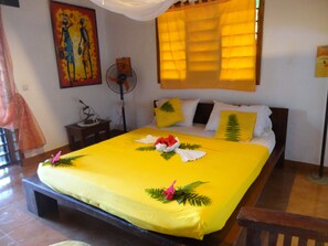 Minibar, caja fuerte, decoración individual y escritorio