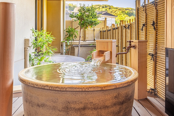 Traditional Room, Private Bathroom (JP Style, East Building,Open-Air bath) | Peti besi dalam bilik, meja, ruang kerja komputer riba, Wi-fi percuma