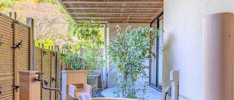 Habitació tradicional, bany privat (JP Style, East Building,Open-Air bath) | Banyera d'hidromassatge privada