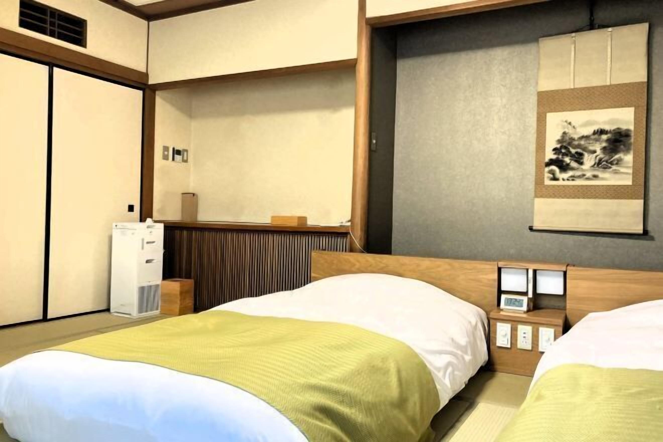 客房内保险箱、办公桌、笔记本电脑工作区、免费 WiFi