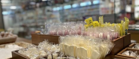Una exhibición de productos empaquetados en una tienda, con cajas de madera y embalaje de plástico.