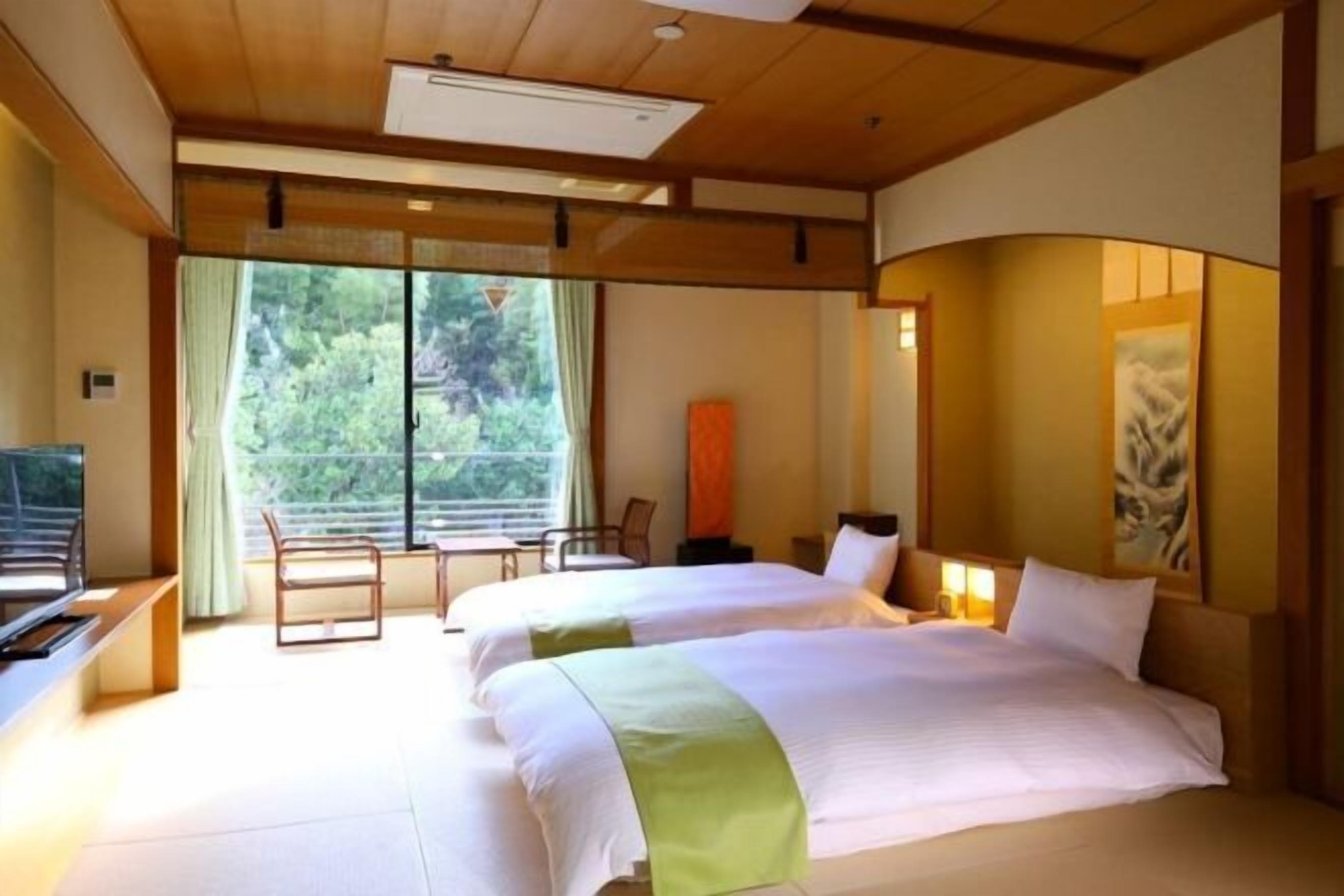 Värdeförvaringsskåp på rummet, skrivbord och arbetsyta för laptop