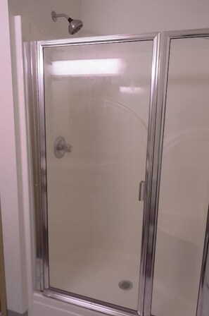 Bañera con ducha, secador de pelo, toallas