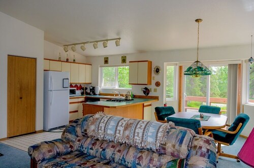 Alaskan Cozy Home for the Whole Family and Friends