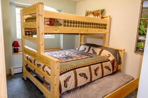 3 bedrooms, iron/ironing board, travel cot, free WiFi - Alaskan Cozy Home for the Whole Family and Friends (Sterling)
