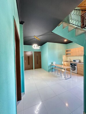 Mikrovågsugn, spishäll, stekbord och grytor/köksredskap