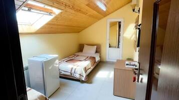 Habitación tradicional con 2 camas individuales | Espacio para trabajar con un portátil y cortinas opacas