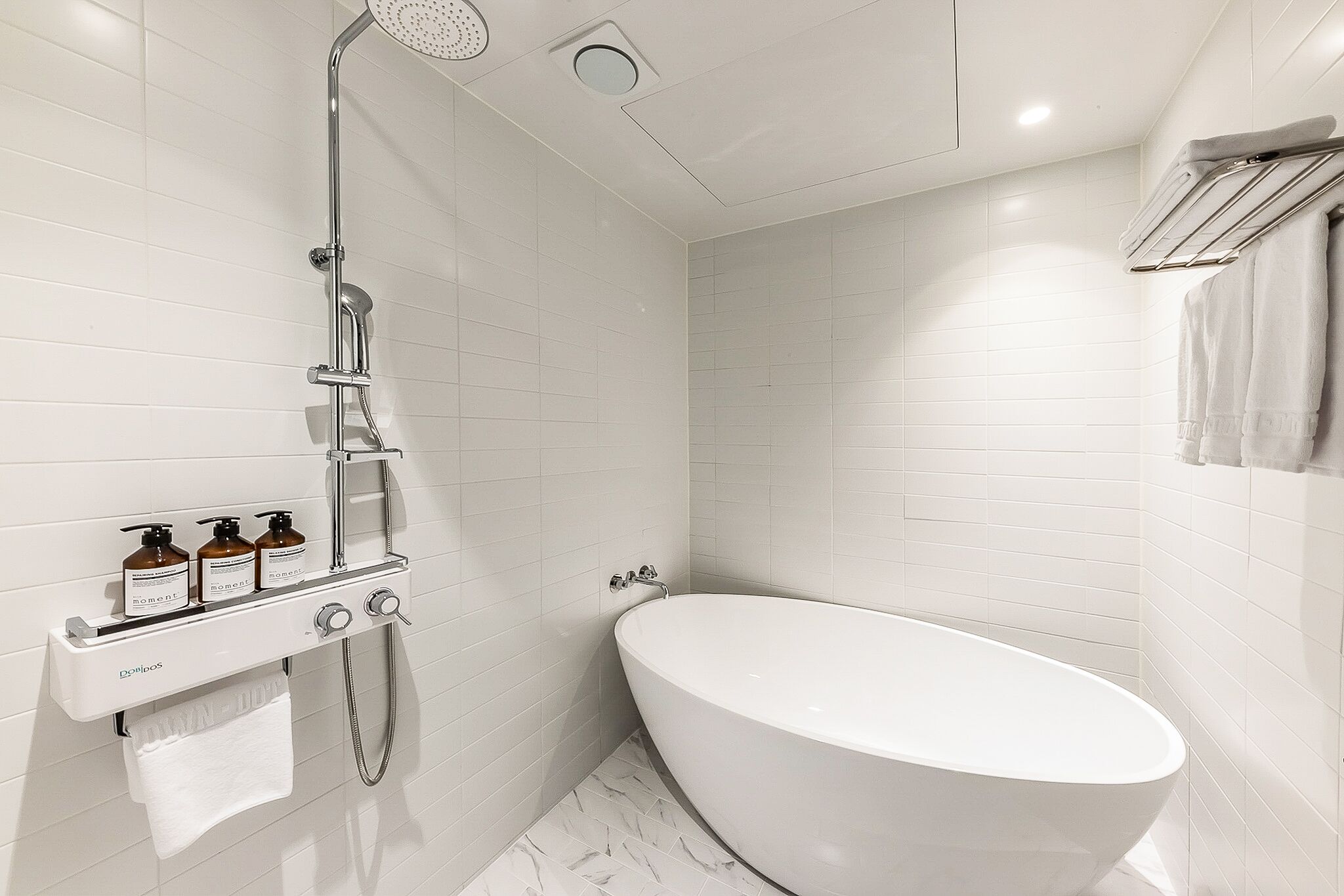 deluxe twin room | bathroom | combined shower/bathtub, deep-soaking bathtub, free toiletries