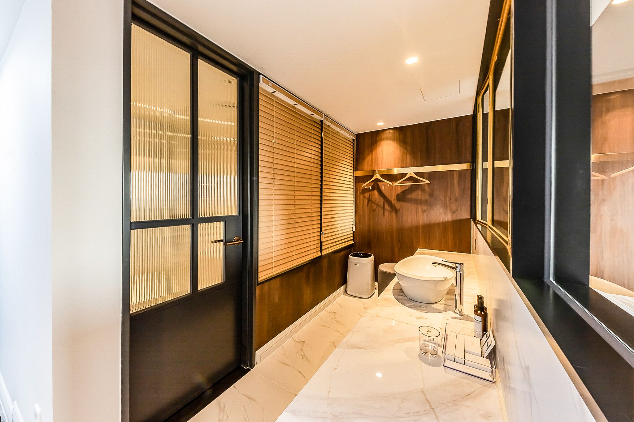 superior double room | bathroom | combined shower/bathtub, deep-soaking bathtub, free toiletries