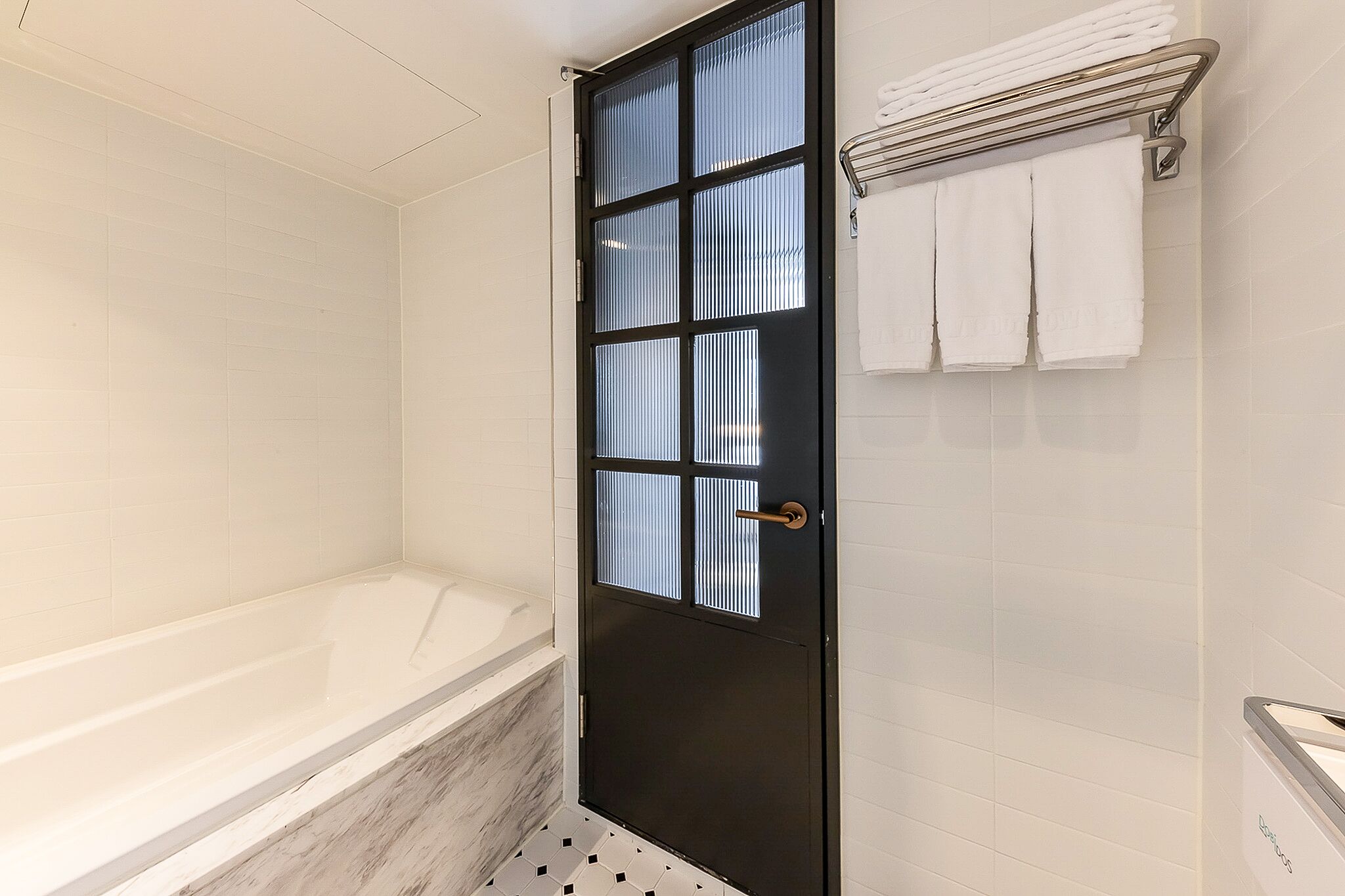 standard double room | bathroom | combined shower/bathtub, deep-soaking bathtub, free toiletries