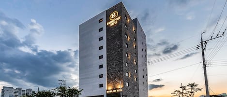 Fachada de la propiedad por la tarde o noche