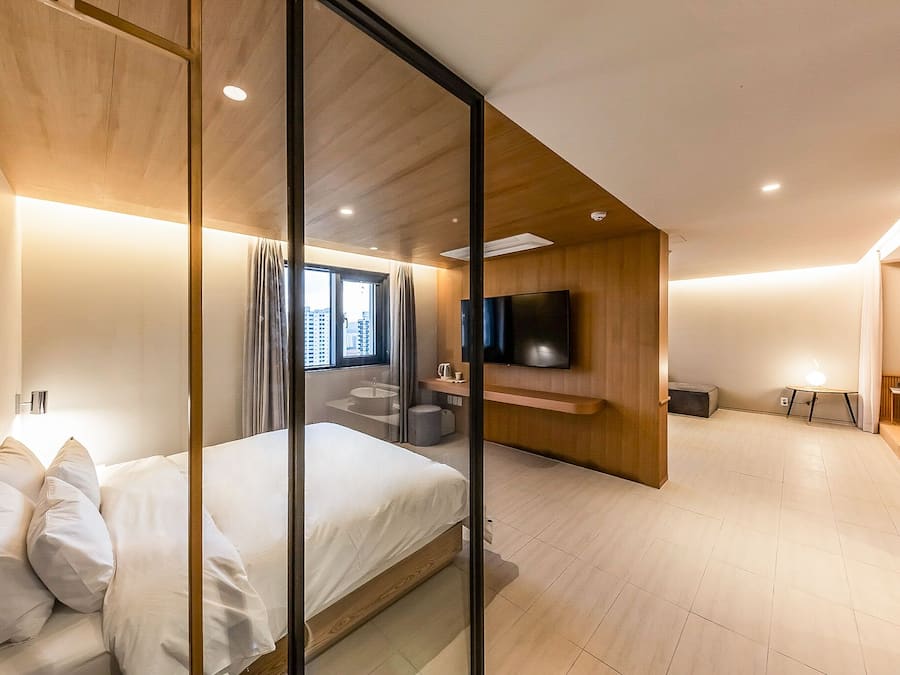 Escritorio, espacio para trabajar con laptop y wifi gratis