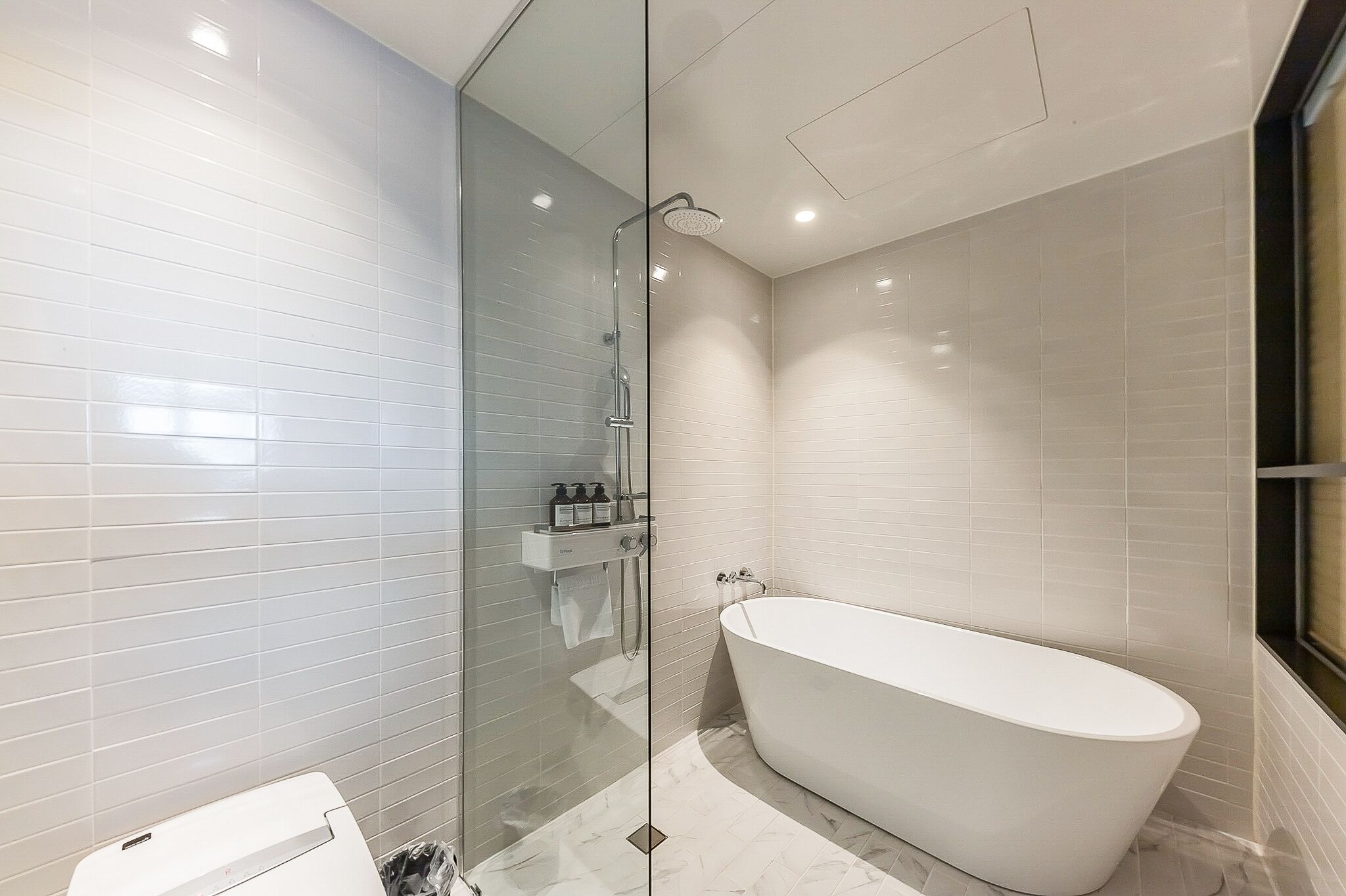 superior double room | bathroom | combined shower/bathtub, deep-soaking bathtub, free toiletries