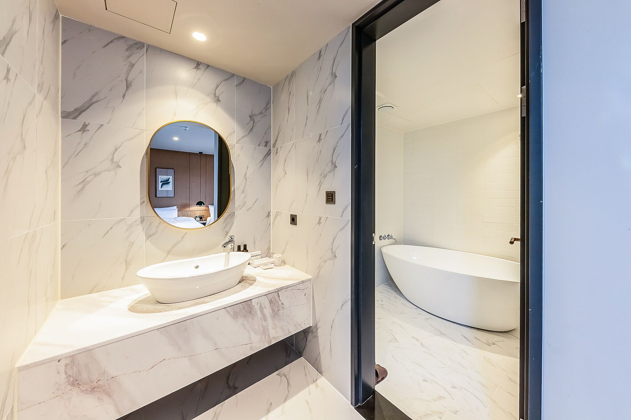 deluxe twin room | bathroom | combined shower/bathtub, deep-soaking bathtub, free toiletries