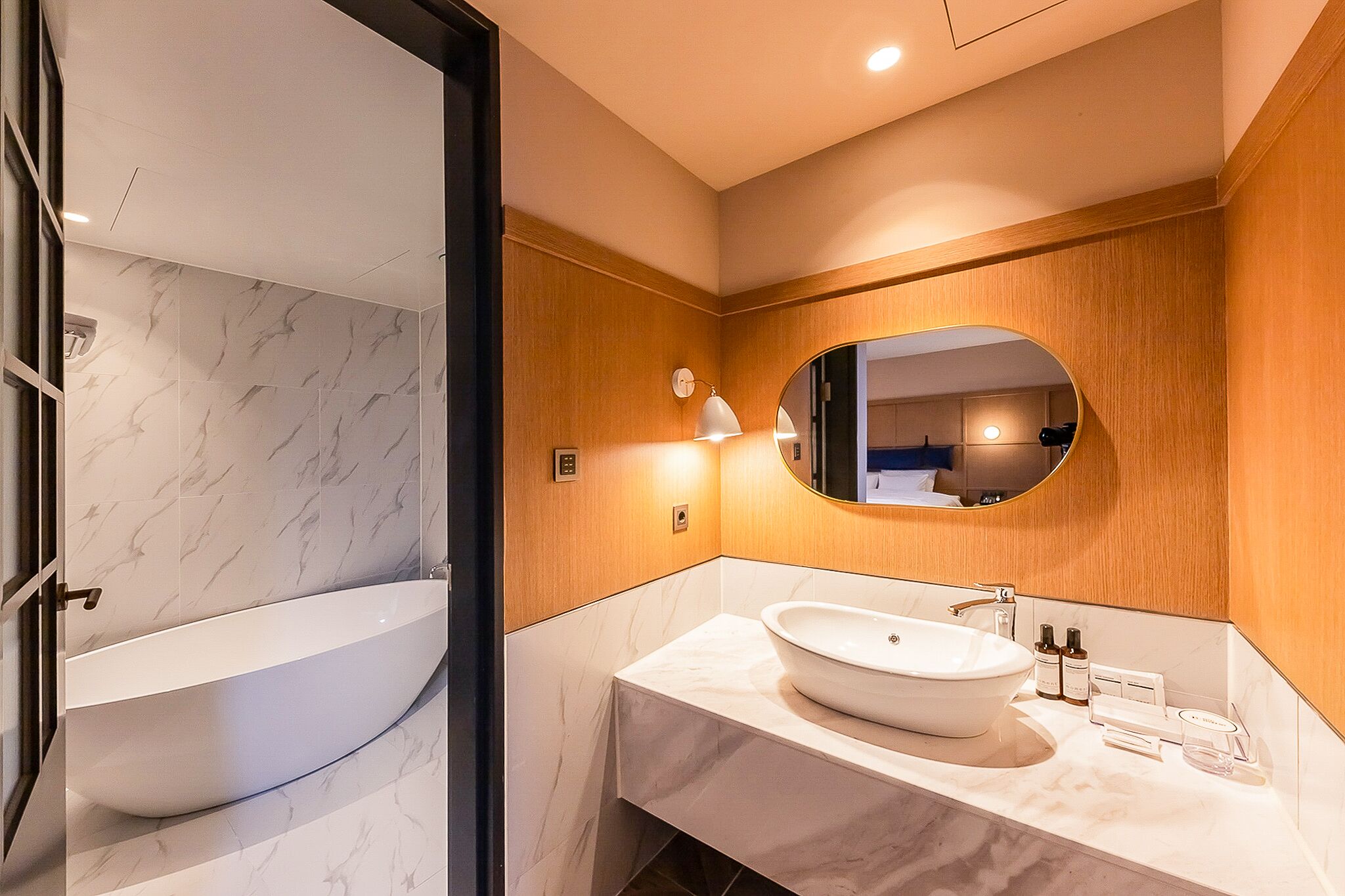 deluxe double room | bathroom | combined shower/bathtub, deep-soaking bathtub, free toiletries