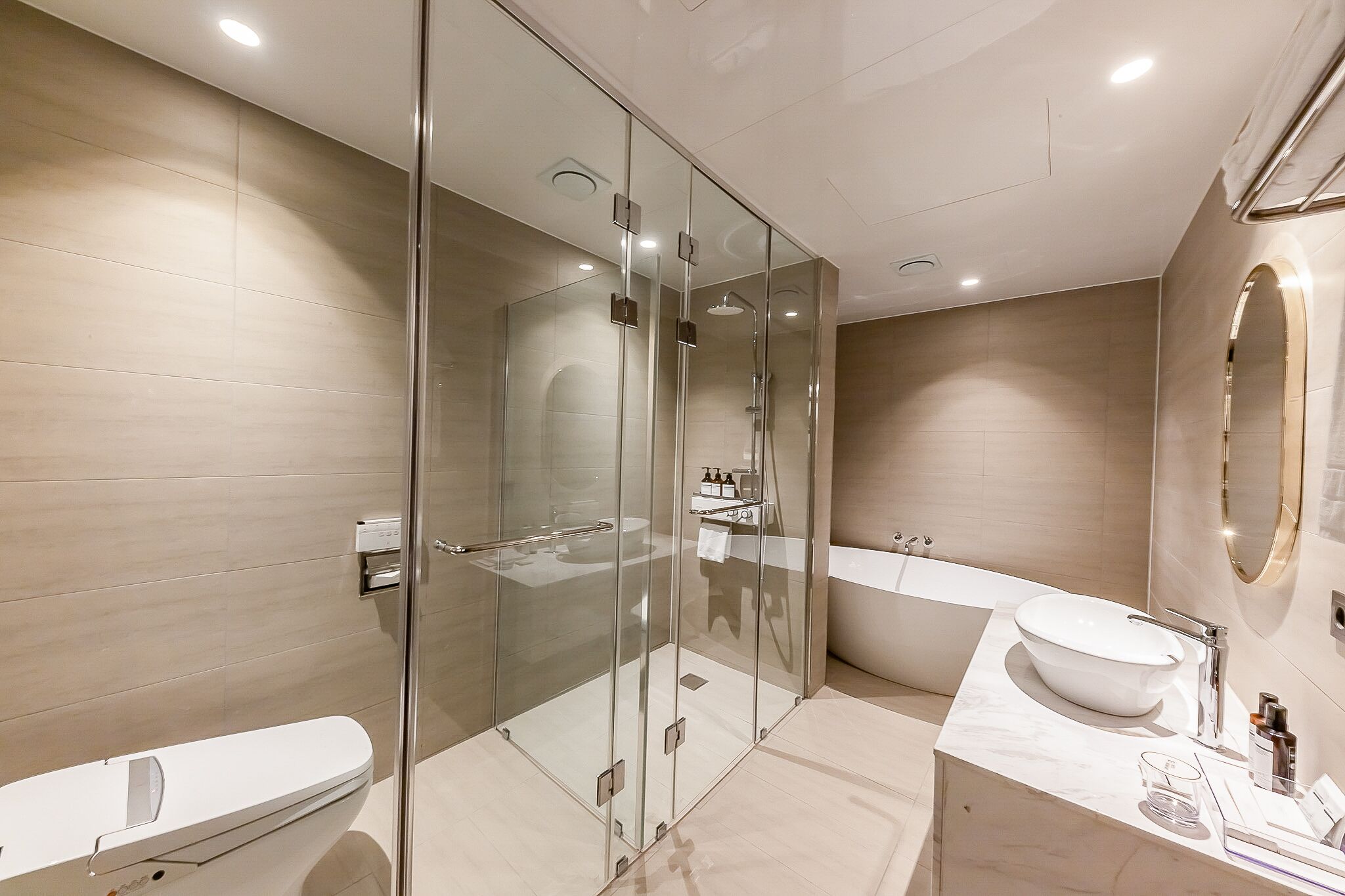 grand studio suite | bathroom | combined shower/bathtub, deep-soaking bathtub, free toiletries
