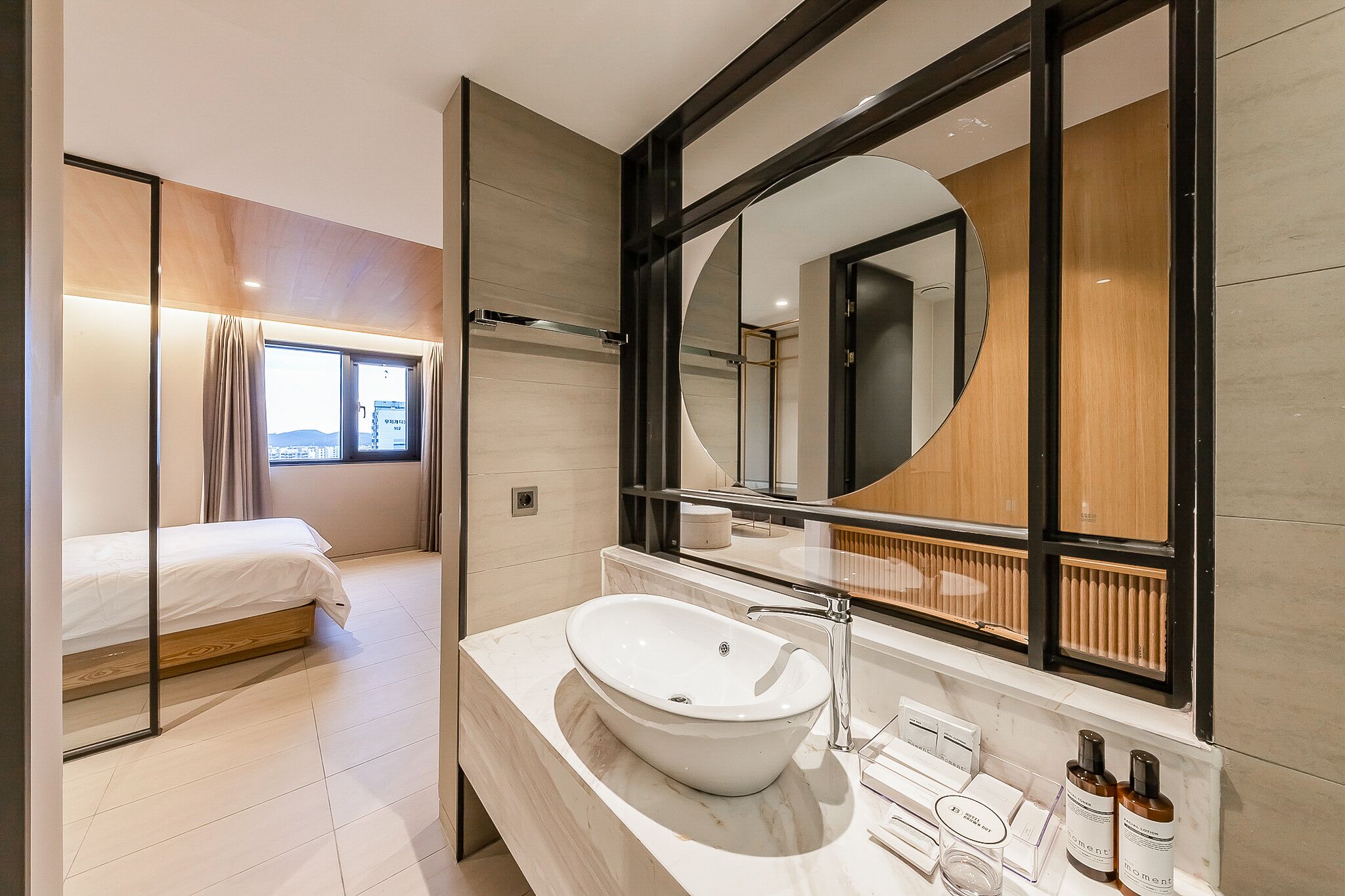 family studio suite | bathroom | combined shower/bathtub, deep-soaking bathtub, free toiletries