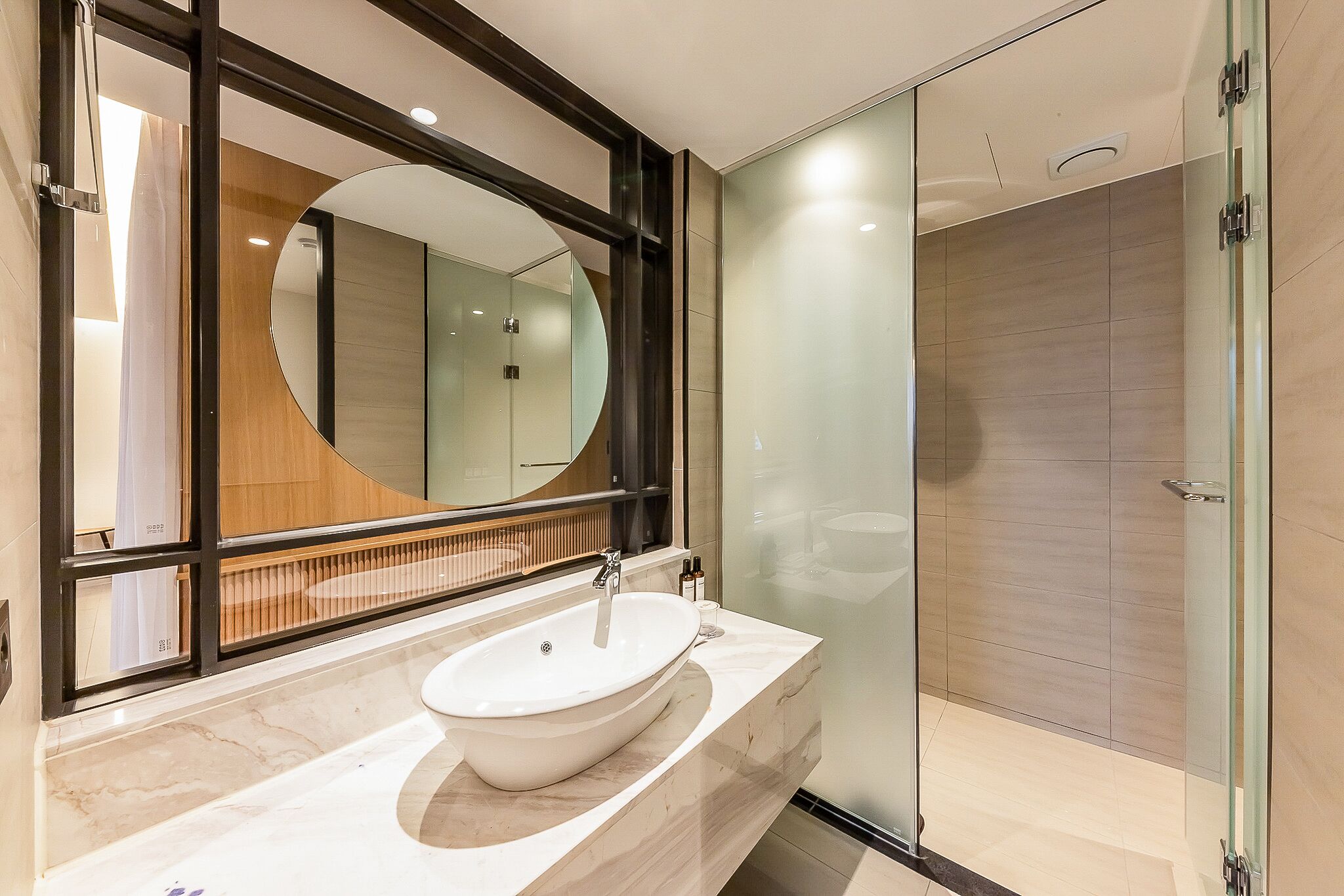 family studio suite | bathroom | combined shower/bathtub, deep-soaking bathtub, free toiletries