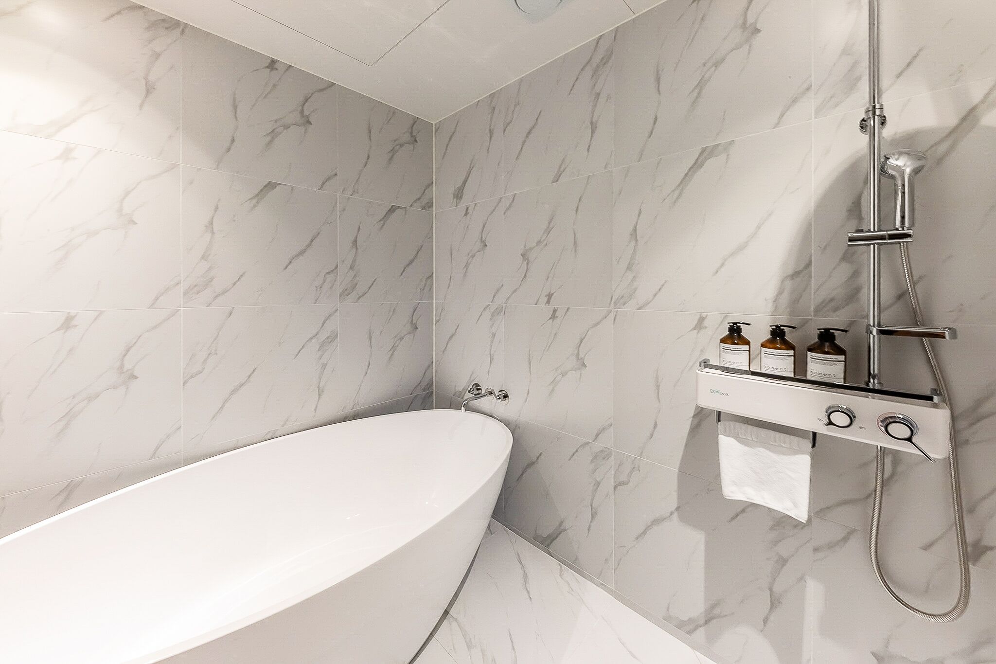 deluxe double room | bathroom | combined shower/bathtub, deep-soaking bathtub, free toiletries