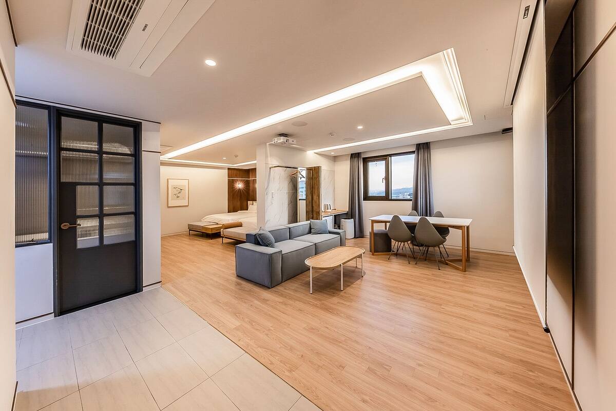 Grand Studio Suite | Desk, laptop workspace, WiFi (free), bed sheets