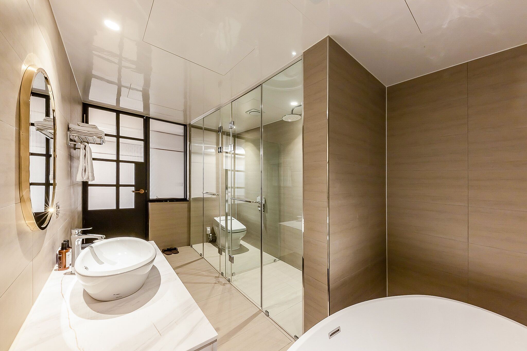grand studio suite | bathroom | combined shower/bathtub, deep-soaking bathtub, free toiletries