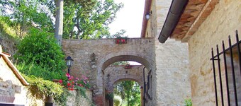 Beautiful apartment in villa for 2 guests with WIFI, pool, TV and patio, close to San Gimignano