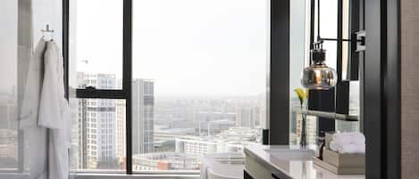 Junior-Suite, 1 King-Bett, Stadtblick | Hochwertige Bettwaren, Daunenbettdecken, Minibar, Zimmersafe