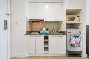Deluxe Studio | Living area | Flat-screen TV