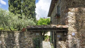 A stone building with a rustic entrance, potted plants, and a clear sky. - Beautiful private villa for 5 people with WIFI, TV, patio and pets allowed, close to Viareggio (Camaiore)