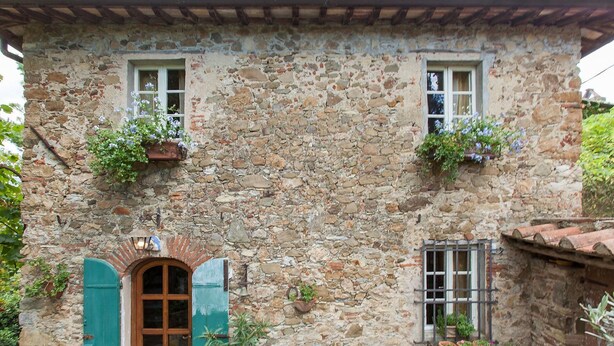 A stone building with a wooden door and green shutters, featuring multiple windows and potted plants. - Beautiful private villa for 5 people with WIFI, TV, patio and pets allowed, close to Viareggio (Camaiore)