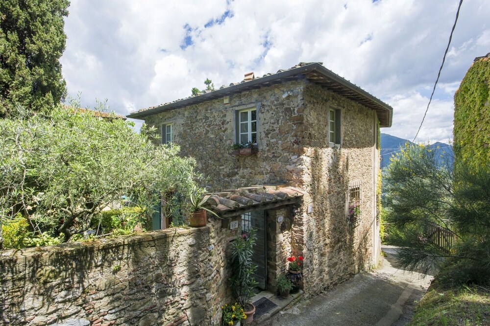 Stunning private villa with WIFI, TV, patio, pets allowed and parking, close to Viareggio