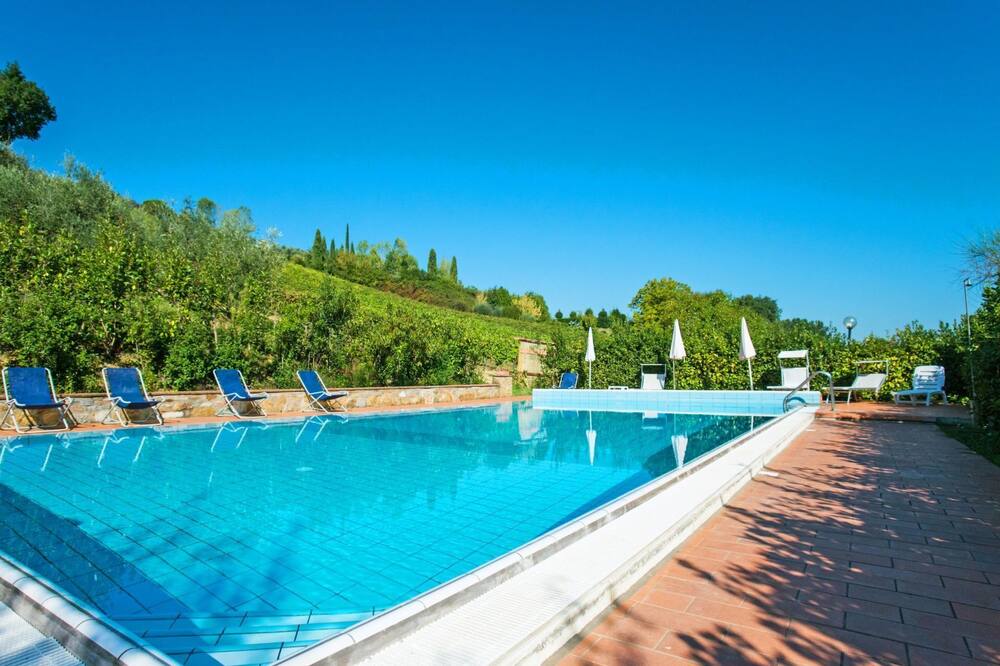 Beautiful apartment in villa with WIFI, pool, TV, pets allowed and parking, close to San Gimignano