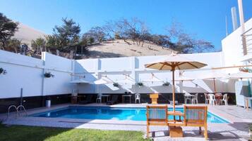 2 piscinas al aire libre, sombrillas